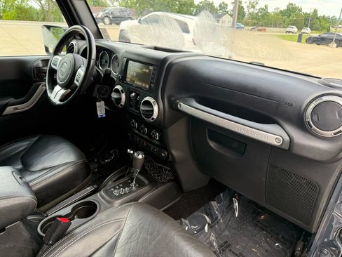 Used 2017 Jeep Wrangler Unlimited Rubicon image 48