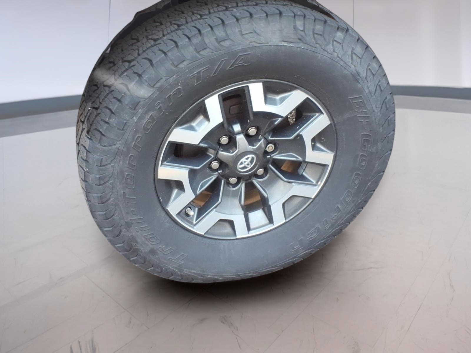 Used 2017 Toyota Tacoma TRD Off-Road w/ Exterior Package AWD/4WD image 5