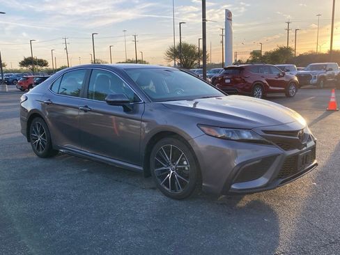 Used 2024 Toyota Camry SE image 3