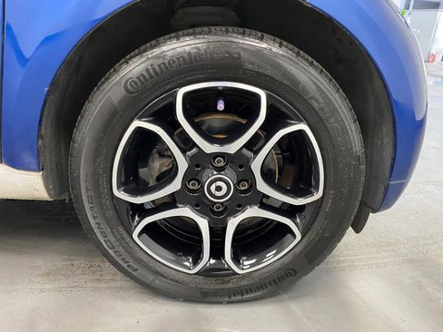 Used 2017 smart fortwo Prime RWD image 16