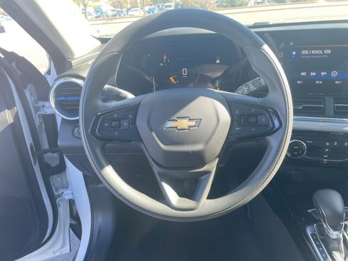 Used 2025 Chevrolet Trax LT image 34