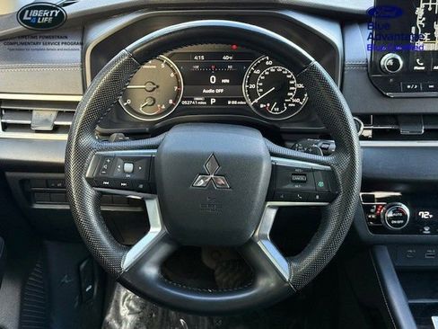 Used 2023 Mitsubishi Outlander SE image 28
