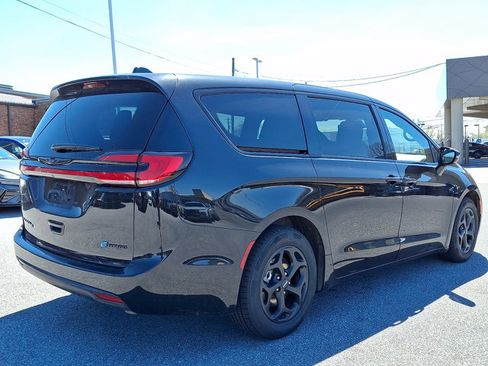 Used 2022 Chrysler Pacifica Touring-L w/ S Appearance Package FWD image 4