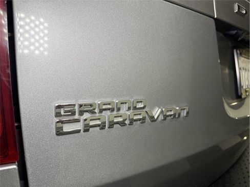 Used 2017 Dodge Grand Caravan SXT image 19