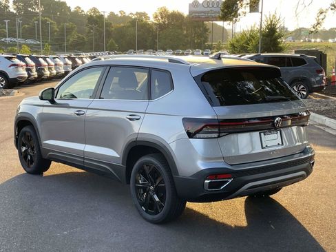 New 2026 Volkswagen Taos SE FWD image 5