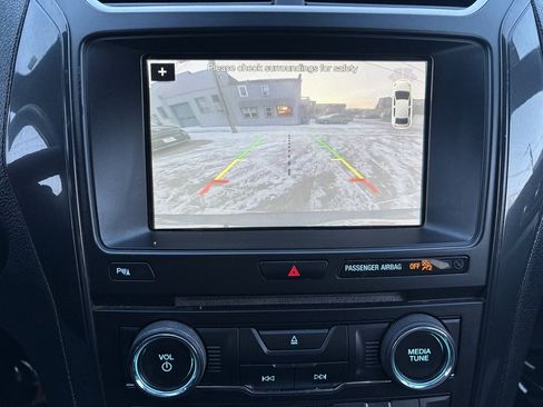 Used 2017 Ford Explorer XLT w/ XLT Appearance Package image 18