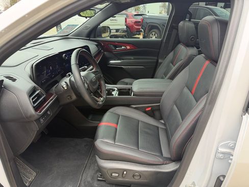 Used 2024 Chevrolet Traverse RS FWD image 10