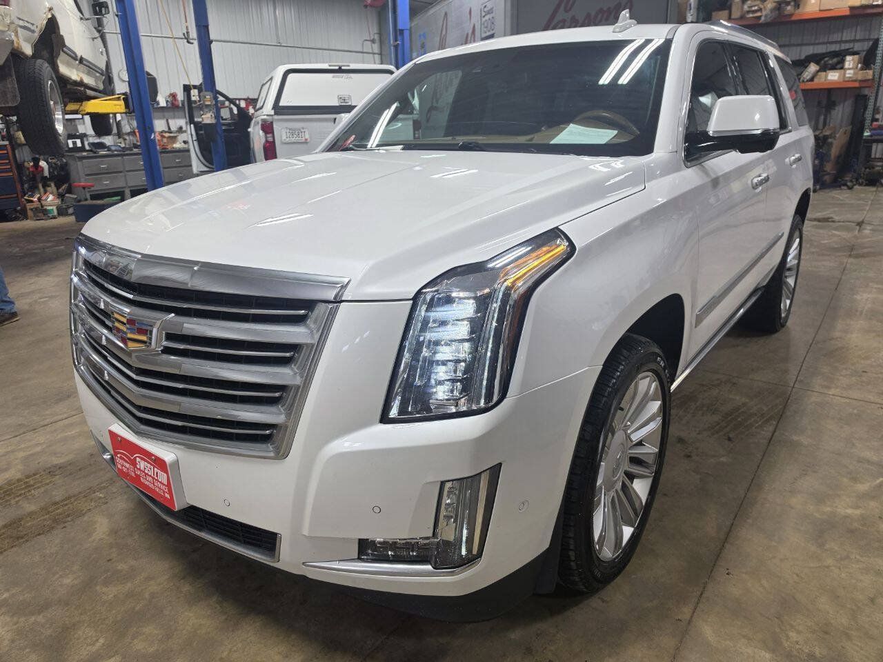 Used 2017 Cadillac Escalade Platinum AWD/4WD image 4