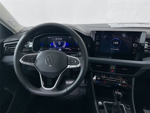 Used 2025 Volkswagen Jetta SE image 19