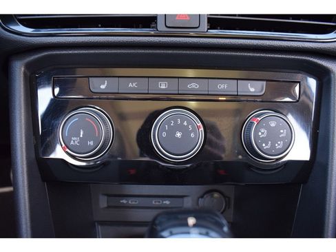 Used 2023 Volkswagen Taos SE w/ Panoramic Sunroof Package image 30