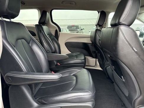 Used 2023 Chrysler Pacifica Touring-L image 14