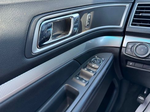 Used 2017 Ford Explorer XLT w/ Equipment Group 202A FWD image 27