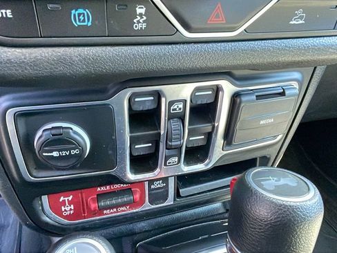 Used 2024 Jeep Wrangler Unlimited AWD/4WD image 19