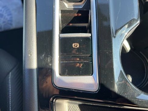 Used 2024 Volkswagen Atlas Cross Sport SE image 21