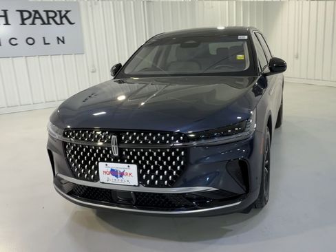 Used 2024 Lincoln Nautilus Premier AWD/4WD image 4