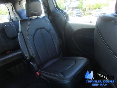 New 2026 Chrysler Pacifica Select image 11