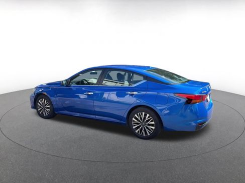 Used 2025 Nissan Altima 2.5 SV FWD image 9