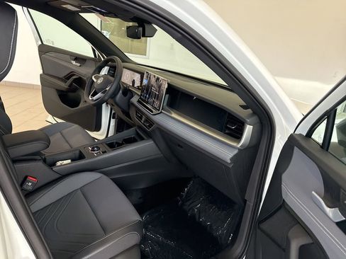 New 2025 Volkswagen Tiguan SE R-Line image 13