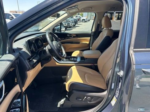 Used 2024 Kia Carnival EX FWD image 16
