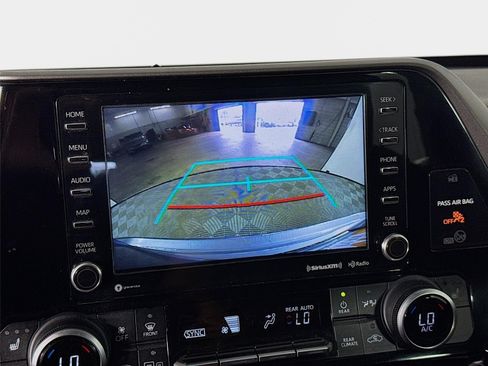 Used 2020 Toyota Highlander XLE FWD image 16