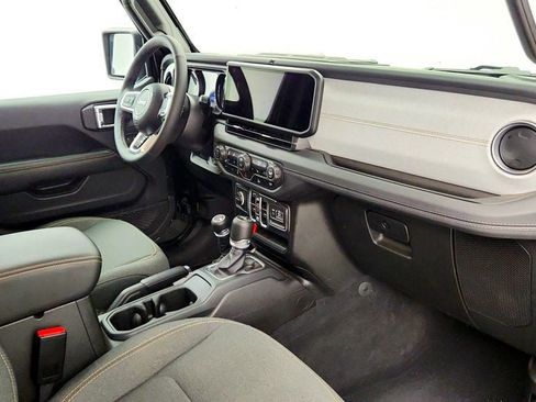 Used 2025 Jeep Wrangler Unlimited Sahara AWD/4WD image 24