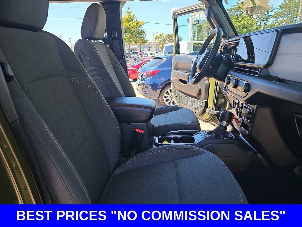 Used 2024 Jeep Wrangler Unlimited AWD/4WD image 10