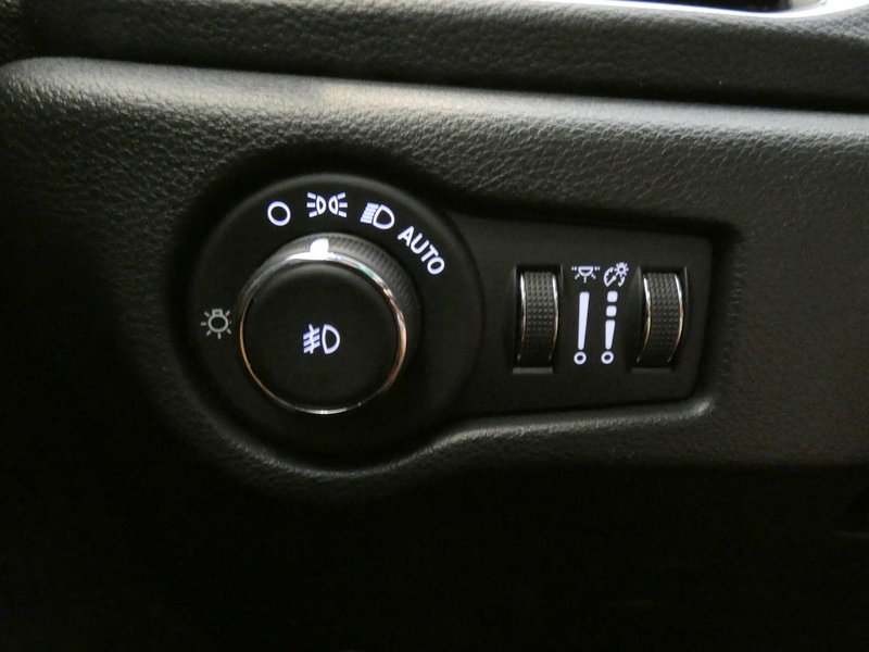 Used 2025 Chrysler Pacifica Pinnacle FWD image 24