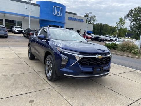 Used 2024 Chevrolet Trax LT w/ Driver Confidence Package FWD image 2