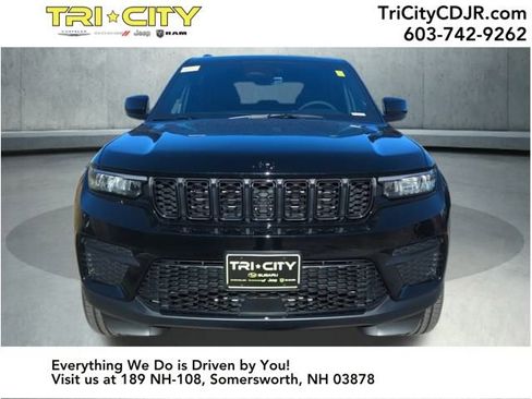 New 2025 Jeep Grand Cherokee Altitude image 8