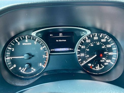 Used 2019 Nissan Pathfinder SL FWD image 12