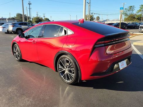 Used 2025 Toyota Prius XLE image 4