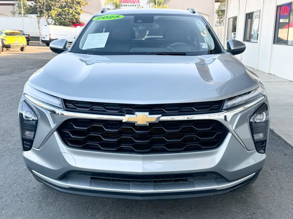 Used 2025 Chevrolet Trax LT FWD image 9