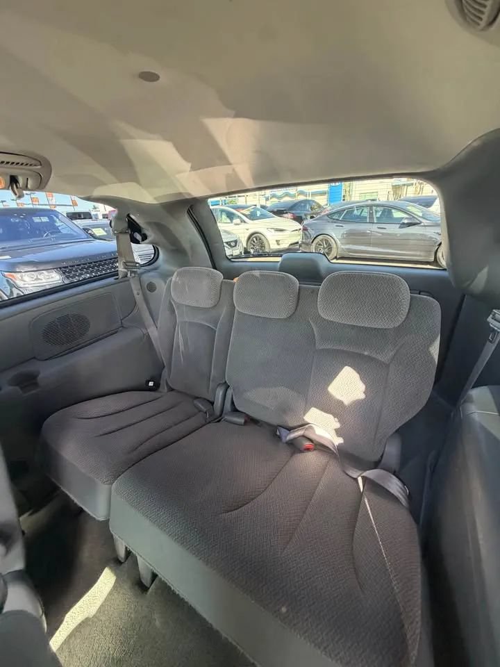 Used 2007 Chrysler Town & Country Touring FWD image 8
