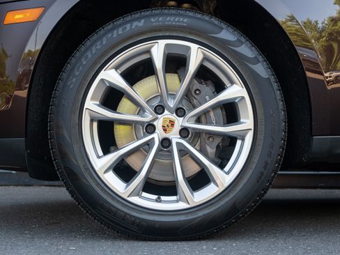 Certified 2022 Porsche Macan AWD/4WD image 12