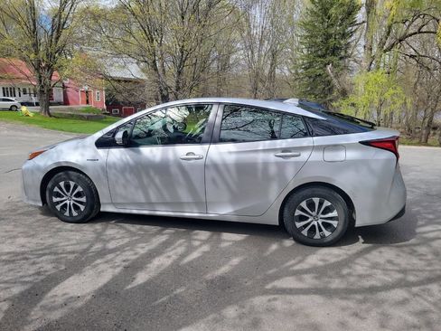 Used 2020 Toyota Prius LE AWD/4WD image 12