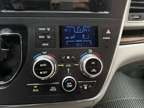 Used 2016 Toyota Sienna Limited image 18