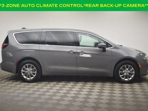 Used 2023 Chrysler Pacifica Touring-L AWD/4WD image 13