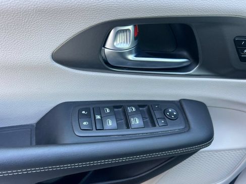 Used 2024 Chrysler Pacifica Limited FWD image 12