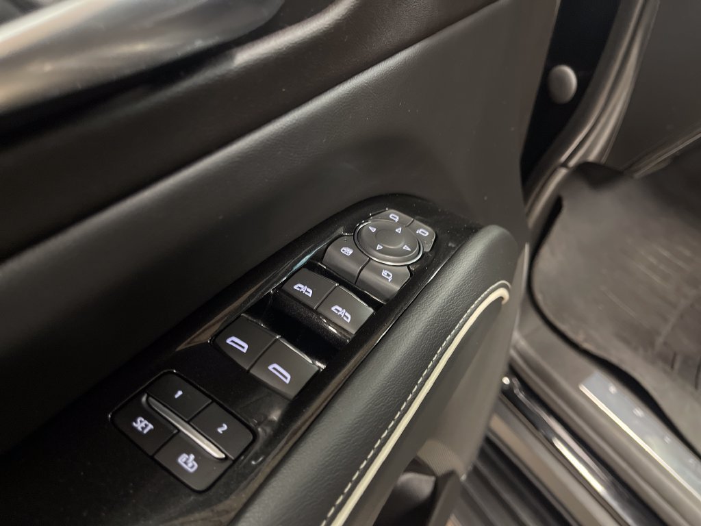 Used 2023 Cadillac Escalade Premium Luxury AWD/4WD image 16
