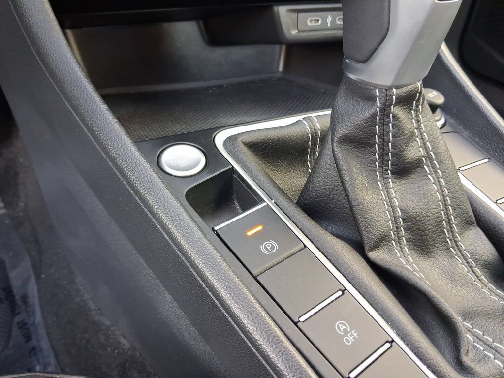 Used 2023 Volkswagen Jetta SE w/ Panoramic Sunroof Package FWD image 25