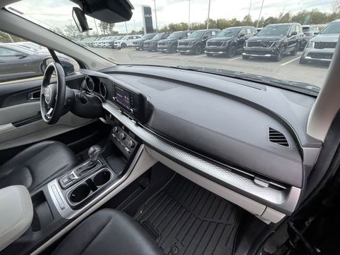 Certified 2023 Kia Carnival LX image 31