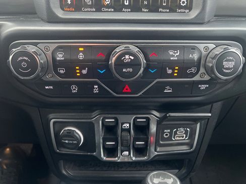 Used 2022 Jeep Wrangler Unlimited Sahara w/ Cold Weather Group image 27