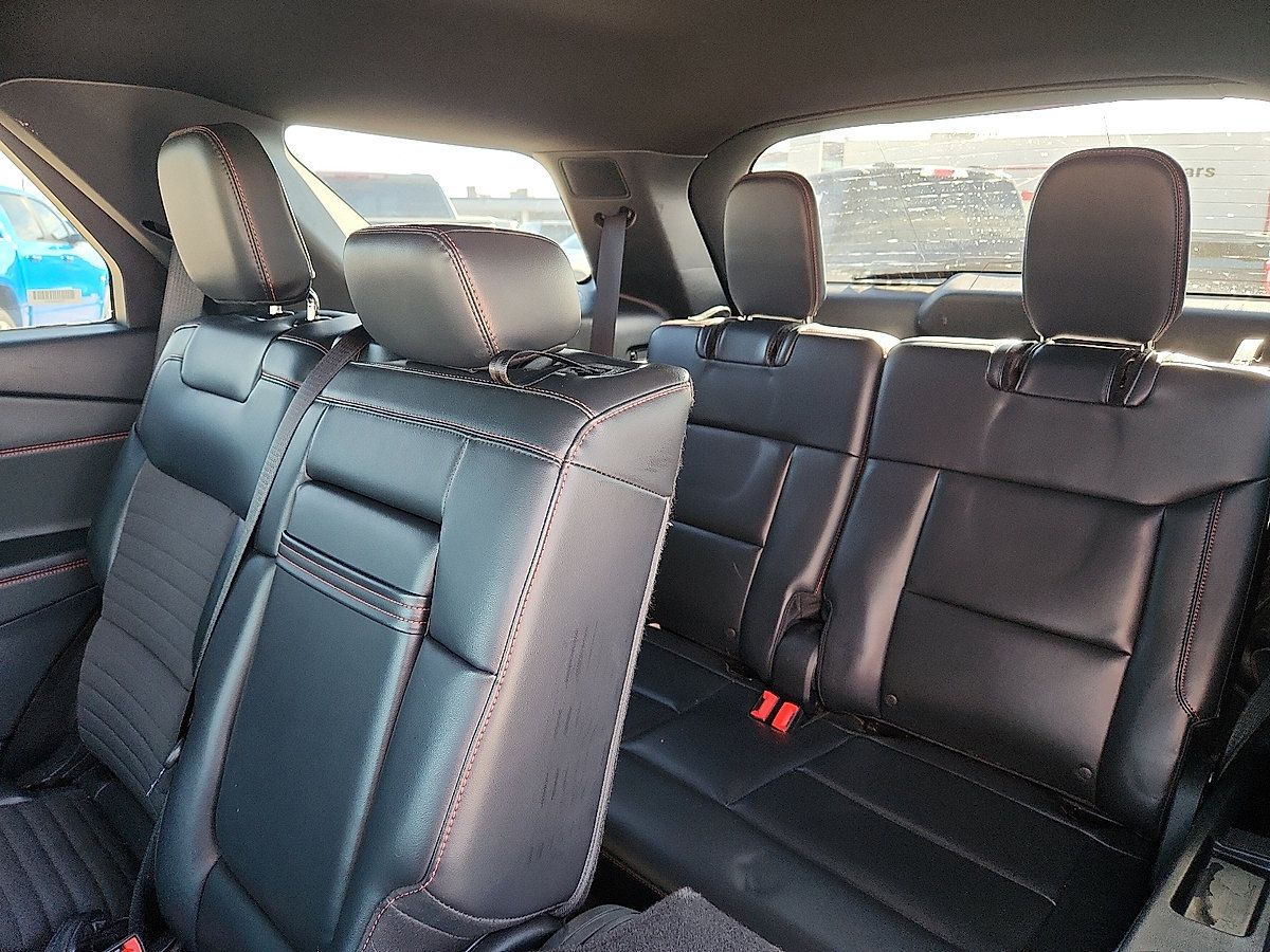Used 2025 Ford Explorer ST-Line w/ ST-Line Street Pack AWD/4WD image 6