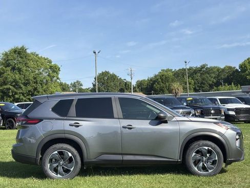 Used 2024 Nissan Rogue SV AWD/4WD image 5