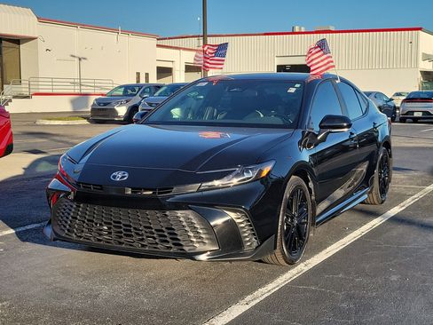 Used 2025 Toyota Camry SE image 5