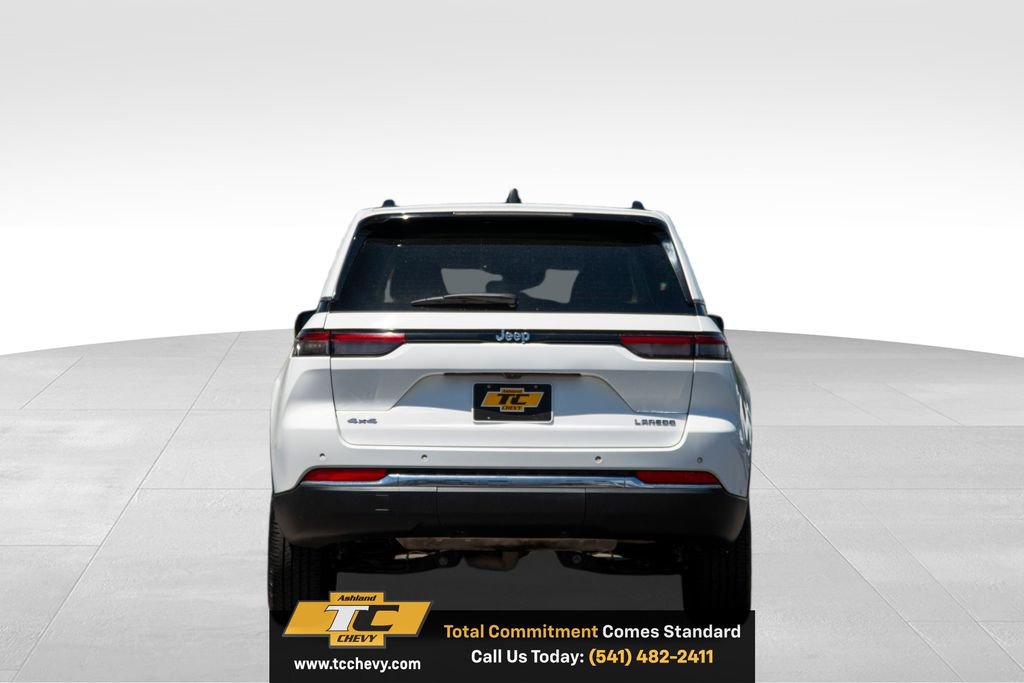 Used 2023 Jeep Grand Cherokee Laredo AWD/4WD image 4