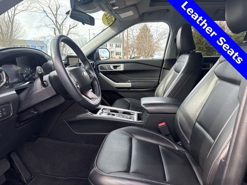 Certified 2022 Ford Explorer XLT w/ Equipment Group 202A image 5