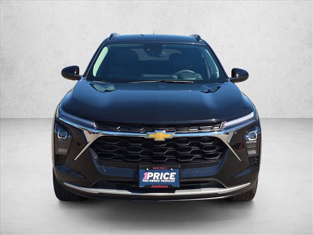 Used 2025 Chevrolet Trax LT FWD image 2