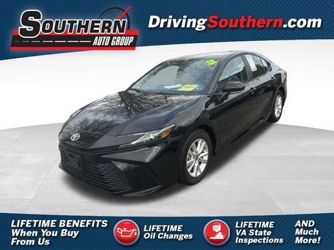 Used 2025 Toyota Camry LE image 1