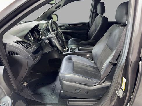 Used 2018 Dodge Grand Caravan SXT w/ Blacktop Package image 9